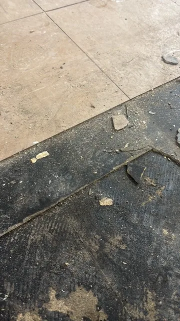 Black bitumen mastic floor removal in a E15 flat